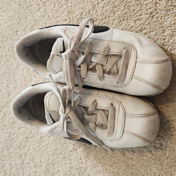 Nike shoes - Picture 2 of 4